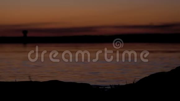 日落反射在一个平静的明尼苏达湖与温柔的波浪视频的预览图