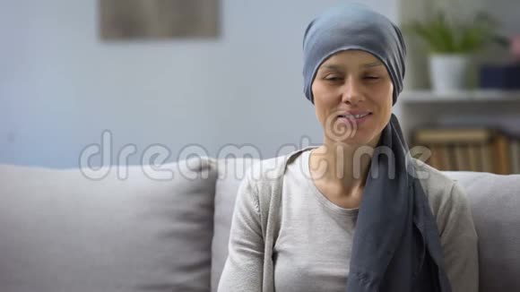 化疗后恢复的女人看镜头幸存者背景视频的预览图