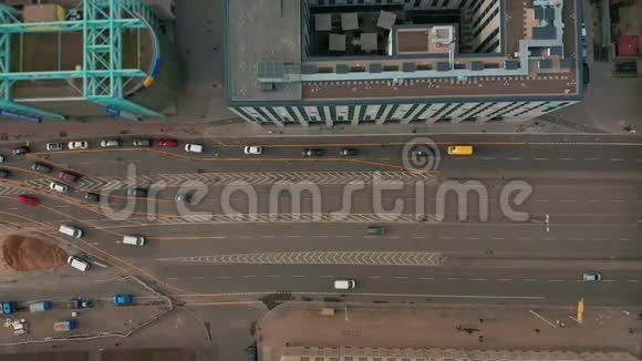 鸟瞰图带箭头符号的多车道道路城市汽车在路上超速行驶视频的预览图