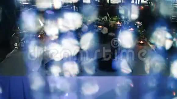 抽象平滑的蓝色bokeh灯在黑暗模糊的背景视频的预览图