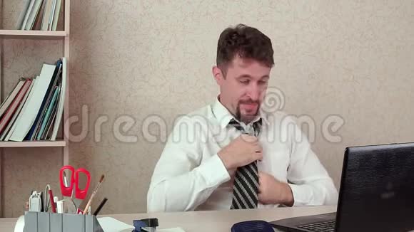 办公室经理留着胡子的人厌倦了工作拉直了领带视频的预览图