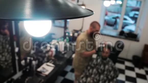 理发师把客户剪在椅子上视频的预览图