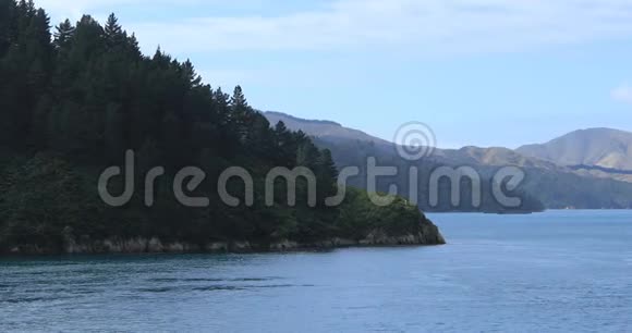 新西兰库克海峡的山景视频的预览图