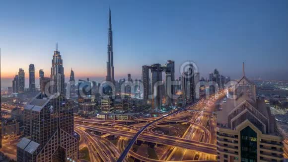 迪拜市中心的天际线最高的摩天大楼和高速公路交叉口最繁忙的交通夜以继日视频的预览图