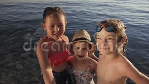 沙滩智能手机上可爱的儿童视频聊天视频的预览图