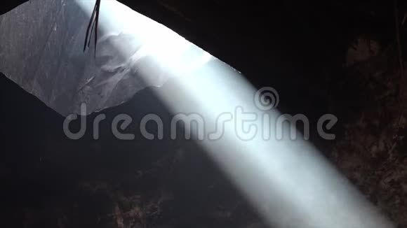 烟雾在光束中翻滚视频的预览图