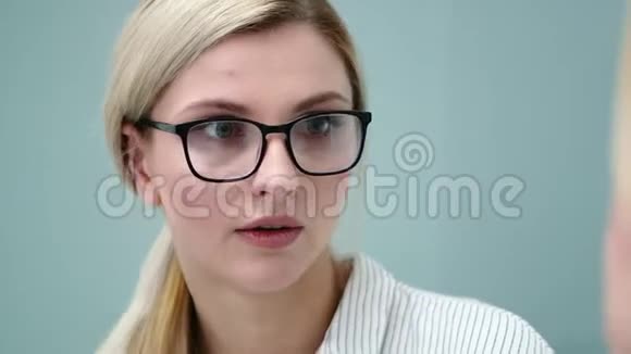 戴眼镜的年轻女心理学家正在与她的客户进行情感上的交谈视频的预览图
