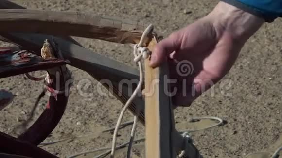 显示破碎的木制部件和绳子视频的预览图