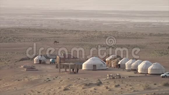 有小屋和骆驼的乌兹别克斯坦景观视频的预览图
