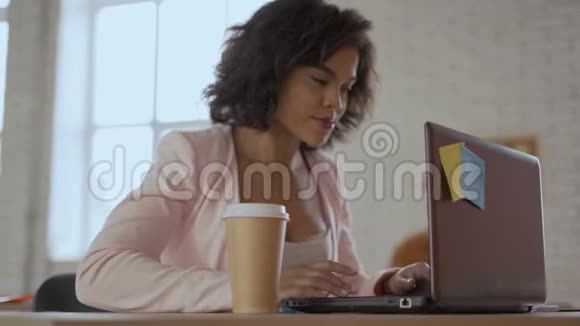 专心致志的女人在电脑上工作上班族专注于项目4K视频的预览图