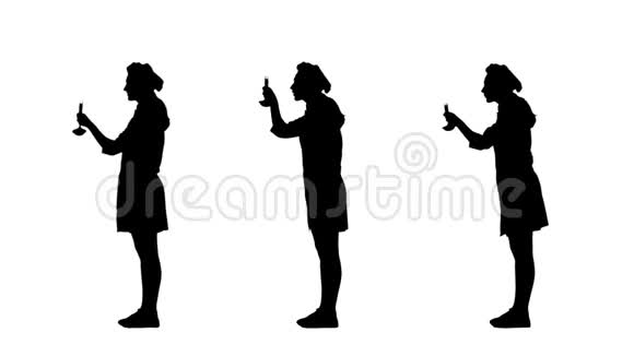 三个黑色的轮廓厨师妇女穿着统一的尝试菜视频的预览图