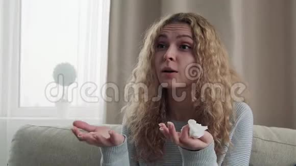 一个拿着餐巾的女孩抱怨问题视频的预览图