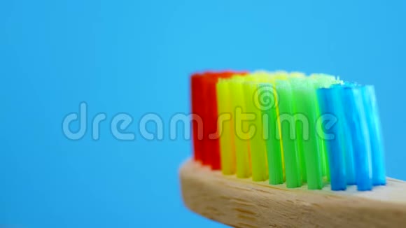 白色牙膏从彩虹木刷的管子里冒出来视频的预览图