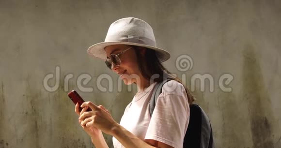 微笑的女性旅行者使用智能手机视频的预览图