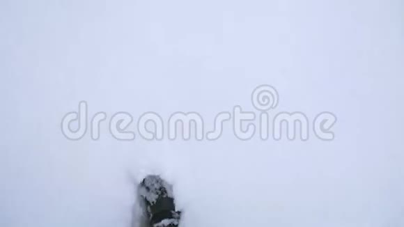 人的特写在雪地里走在山上人双腿从雪中滑落视频的预览图