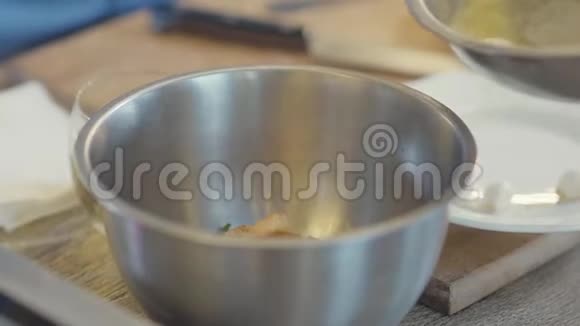 厨师手戴黑手套放在大碗里煎锅里煎虾视频的预览图