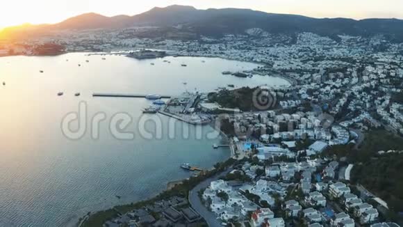 海湾在爱琴海的夕阳博德鲁姆土耳其空中镜头视频的预览图