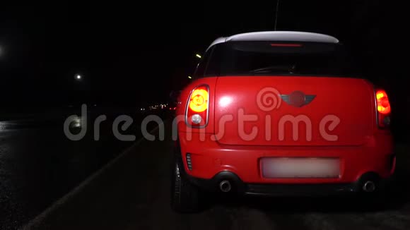 女人从一辆红色的车出来晚上在高速公路上打开后备箱视频的预览图