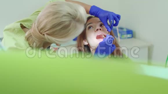定期检查牙齿的女孩年轻女子去看牙医视频的预览图