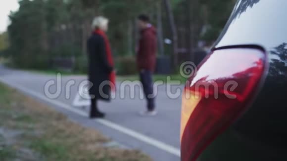 两个人以警告三角形为背景发誓宣誓夫妻的剪影关注汽车标志视频的预览图