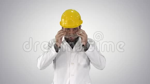 透明安全眼镜在手工人试图在梯度背景上的保护眼镜视频的预览图