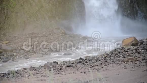 在岩石山区的一个大瀑布的特写从很大的高度缓慢地下降水缺水视频的预览图