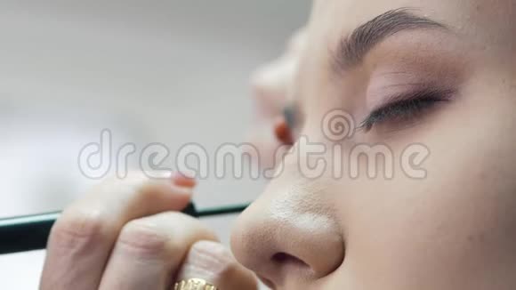 特写化妆师为客户女孩画画视频的预览图