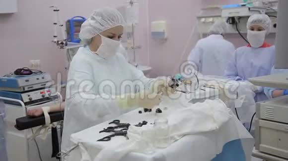 一组医生准备外科内镜器械进行灭菌视频的预览图