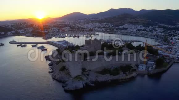 日落时分的圣彼得城堡停泊在地中海度假小镇海湾的游艇视频的预览图