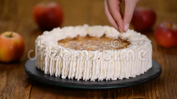 糕点厨师用开心果装饰苹果蛋糕视频的预览图