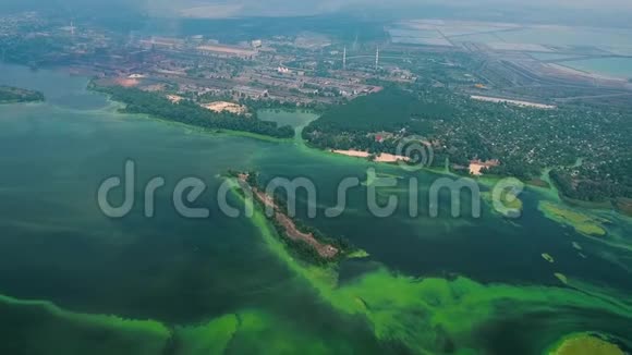 大工业区附近受绿藻感染的广江高空视频的预览图