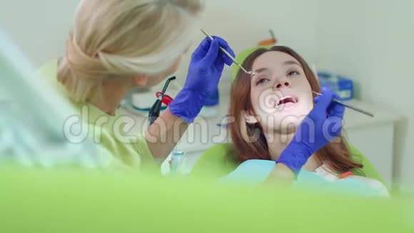 牙科技师检查病人牙齿视频的预览图