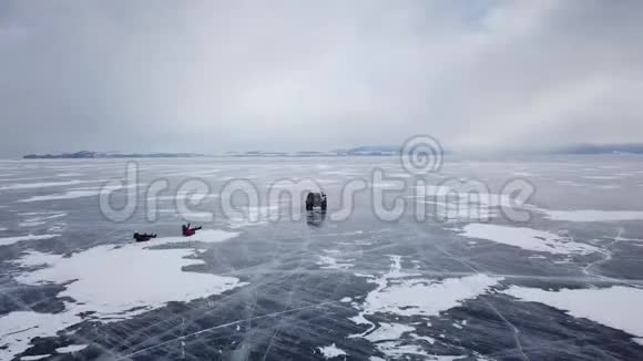 从空中俯瞰汽车行驶在美丽的深蓝色冰纹状冻贝加尔湖表面从上面视频的预览图
