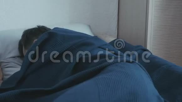 在床上睡觉的人那个男孩从噩梦中醒来视频的预览图