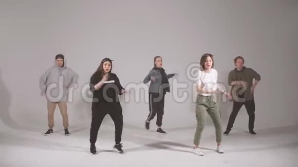 六个成年人中的年轻一组练习跳舞视频的预览图