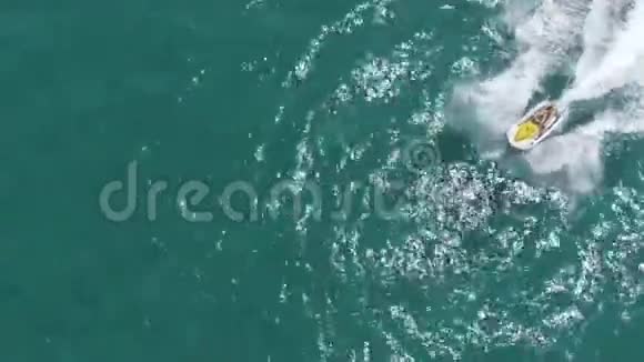男子超速喷气滑雪者在海上飞溅视频的预览图