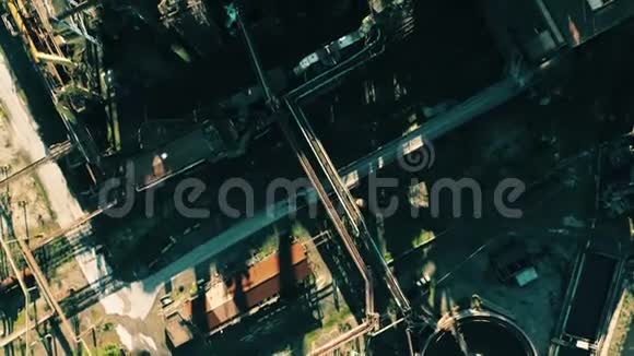 陈旧工业区生锈设备的高空俯视图视频的预览图