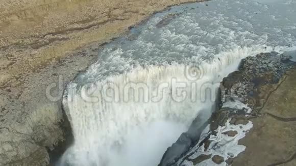 引爆强大的瀑布冰岛空中观景台视频的预览图