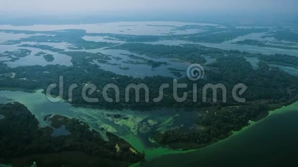 被蓝绿藻污染的小岛屿河流的空中拍摄视频的预览图