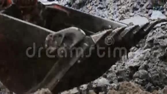 挖掘机挖坑视频的预览图