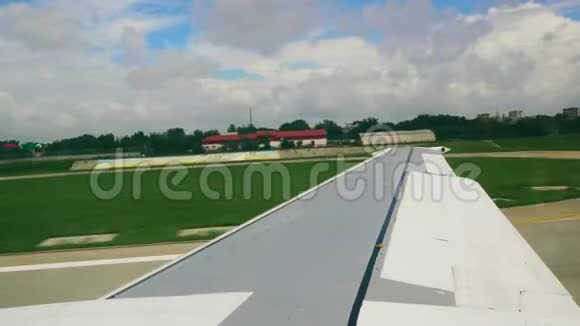 飞机从4k跑道起飞视频的预览图