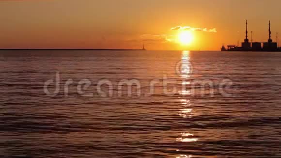 夏天日落时海面上太阳的美丽倒影视频的预览图