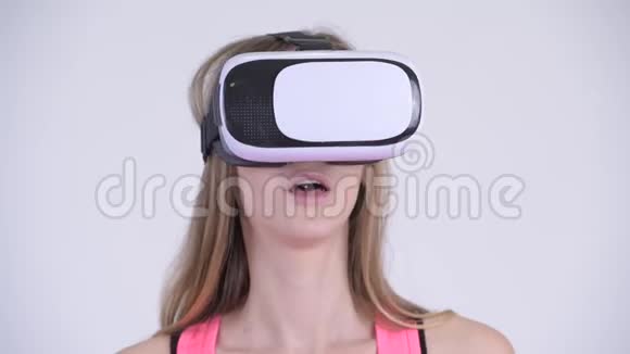 使用虚拟现实耳机的金发女人的脸视频的预览图