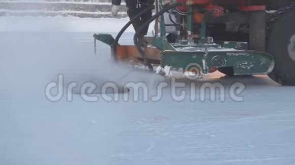 机器把冰倒在溜冰场上视频的预览图
