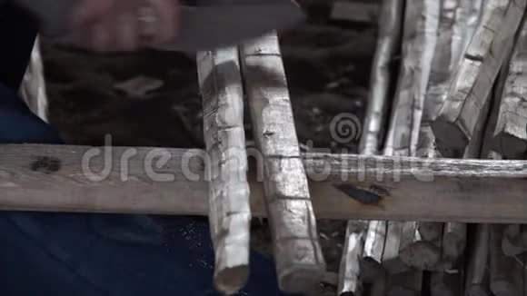 用锯齿刀在木头上切缝视频的预览图