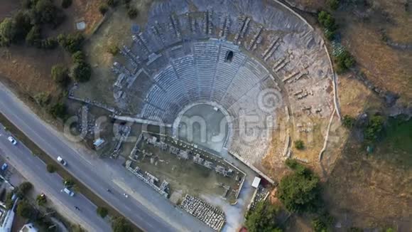 哈尔卡纳索斯古城的俯视图博德鲁姆度假小镇的圆形剧场空中镜头视频的预览图