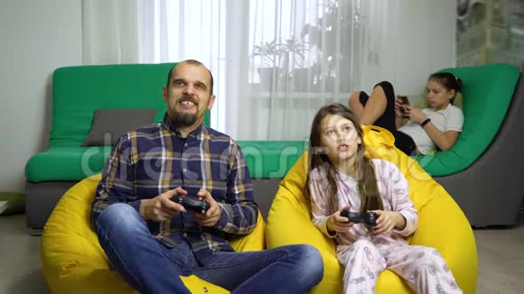 男人和女孩在家里和其他女孩一起玩游戏视频的预览图