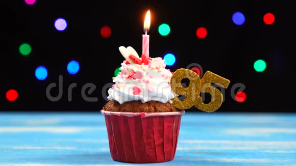带有蜡烛的美味生日蛋糕和95号的彩色模糊灯光背景视频的预览图