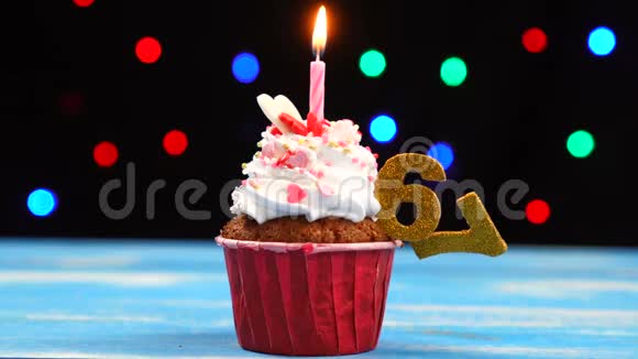 带有蜡烛的美味生日蛋糕和67号的彩色模糊灯光背景视频的预览图