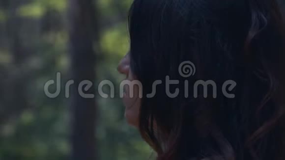 在森林里靠近一个拿着剑的黑发女人视频的预览图